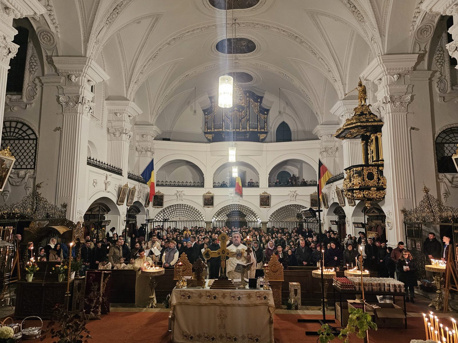 Slujba ÎNVIERII DOMNULUI - SFINTELE PAŞTI 2024: "VENIŢI DE LUAŢI LUMINĂ!"