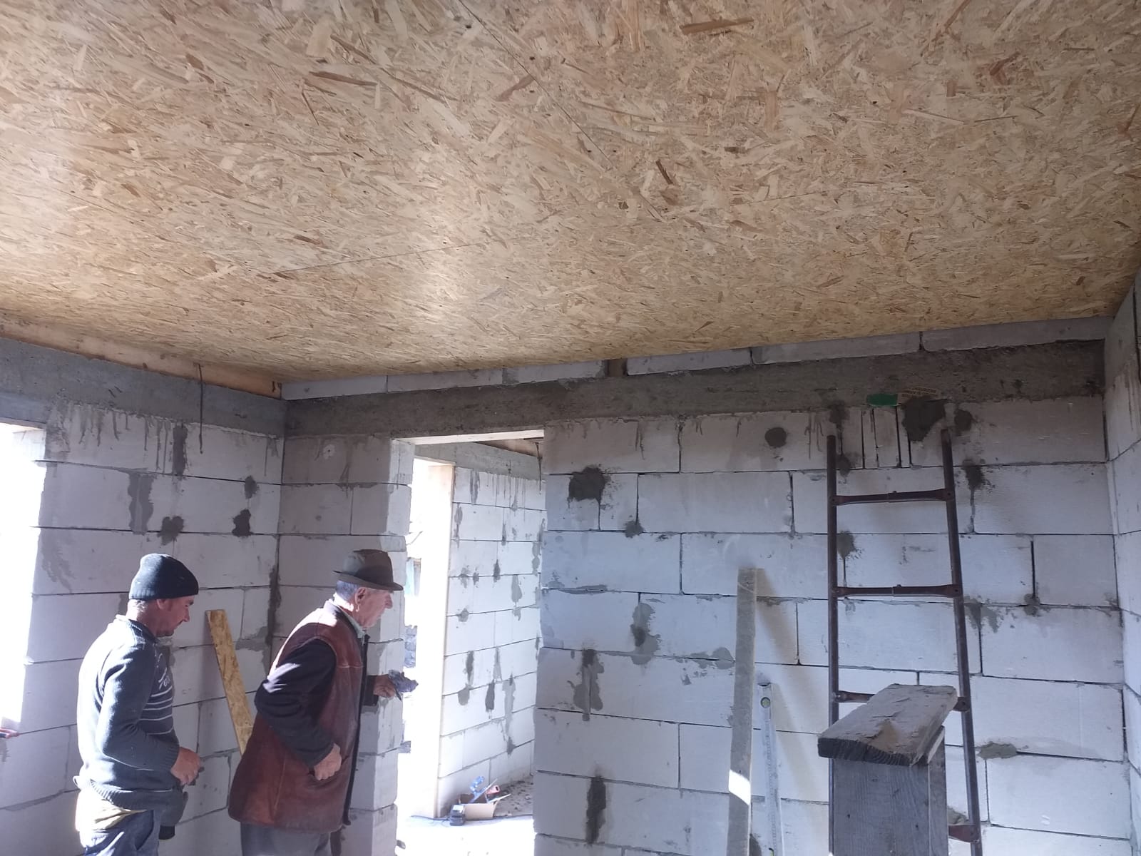 UPDATE 16.10.2019 - Muncim cu drag şi spor: Căsuţa noastră începe să capete formă.