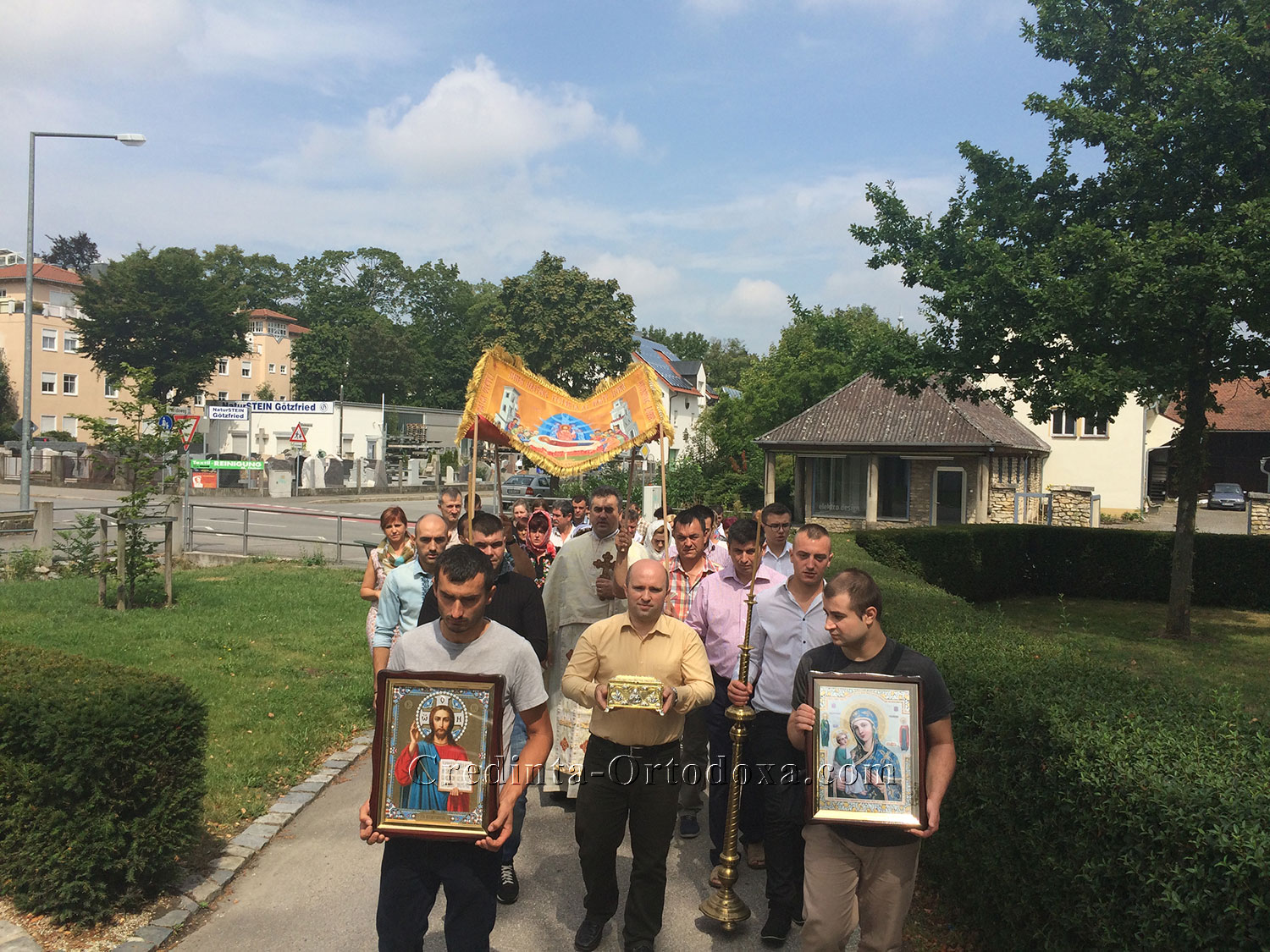 Sfânta Liturghie şi Procesiune la Praznicul Adormirii Maicii Domnului 2015 - Biserica Ortodoxă Română din Straubing