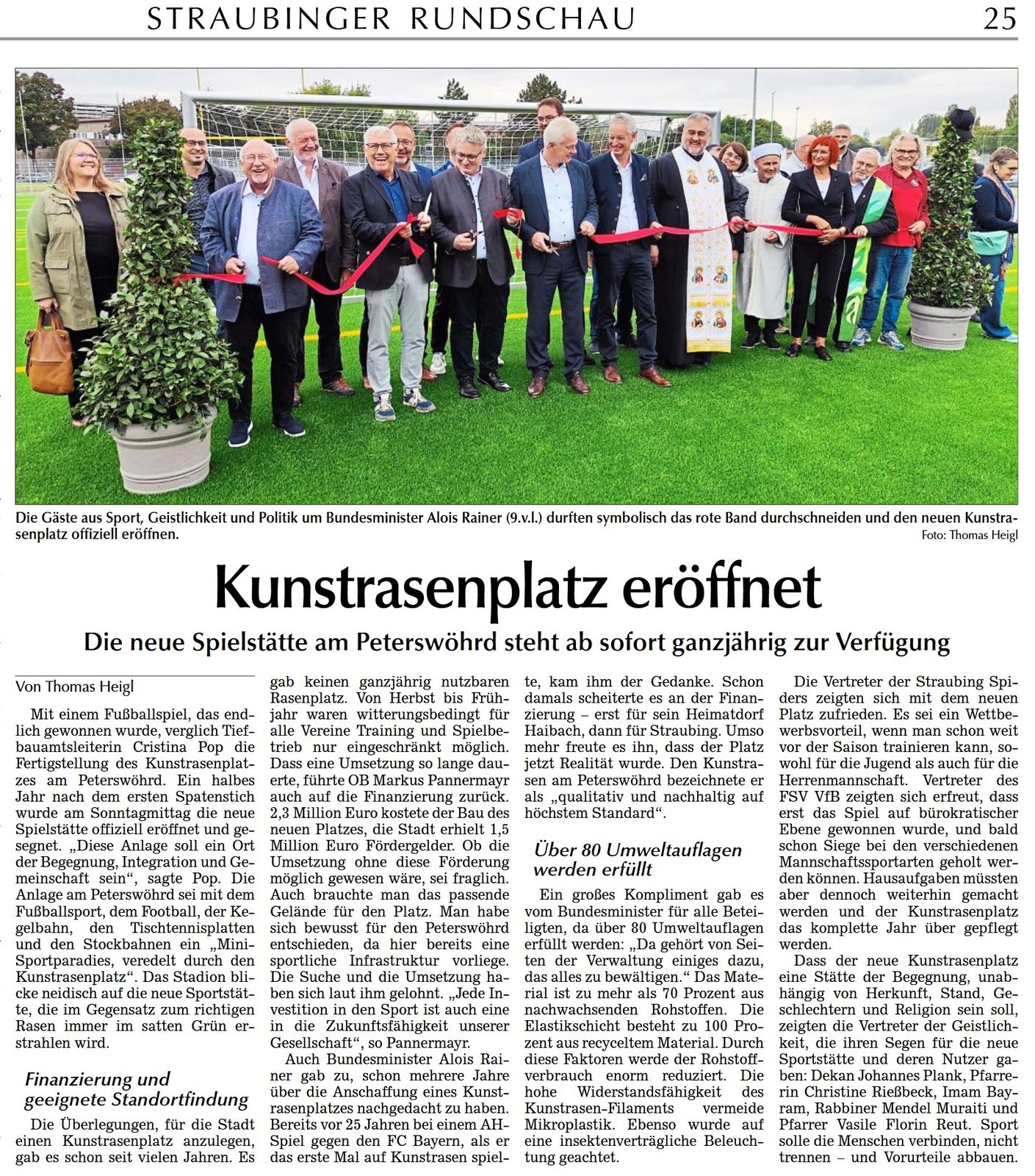 Oaspeții din sport, cler și politică, alături de ministrul federal Alois Rainer (MdB) (al 9-lea din stânga), au avut voie să taie simbolic panglica roșie și să inaugureze oficial noul teren cu gazon sintetic - Quelle: Straubinger Tagblatt