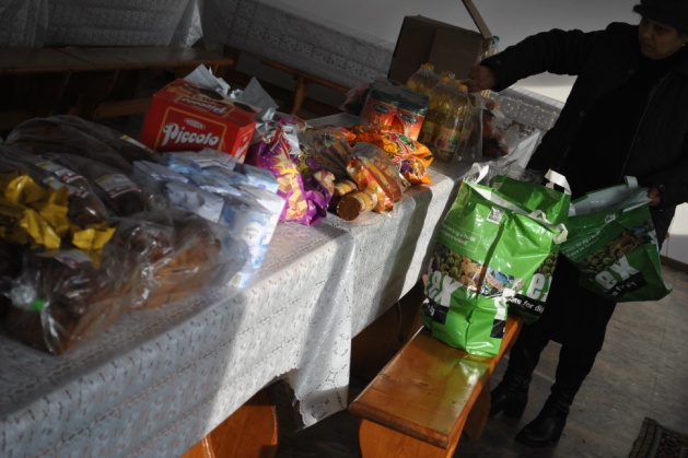 Daruind vei dobandi: jertfa fratiilor voastre ajunge la acesti oameni necajiti in primul rand sub forma de alimente, rechizite scolare (acolo unde este cazul), precum si alte produse de stricta necessitate - actiune umanitara la sfarsit de an 2013 a Bisericii Ortodoxe Romane “Sfintii Imparati Constantin si Elena” din Straubing, Germania * www.credinta-ortodoxa.com