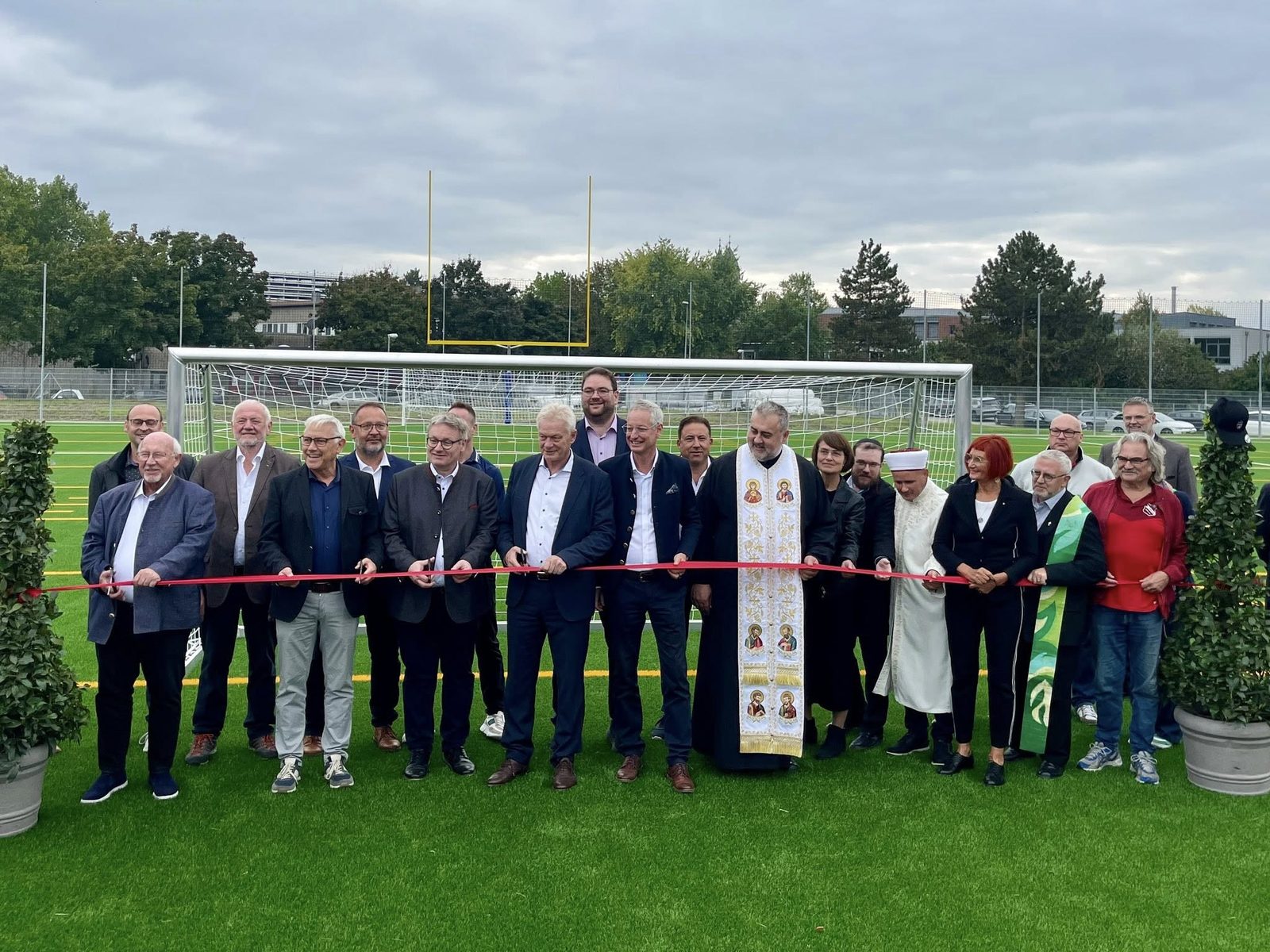 Noul stadion cu gazon sintetic din Peterswöhrd, Straubing, a fost sfințit și inaugurat