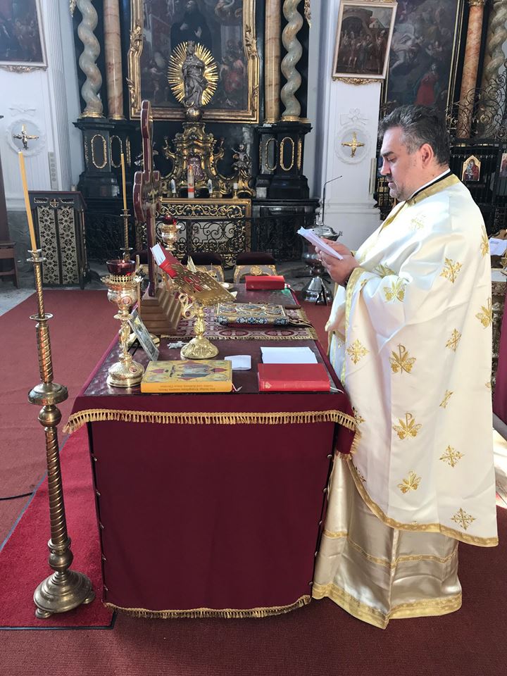„Cum, Părinte, slujiţi Sfânta Liturghie şi în timpul săptămânii ?!?” Distribuiţi vă rugăm, să afle toată lumea!