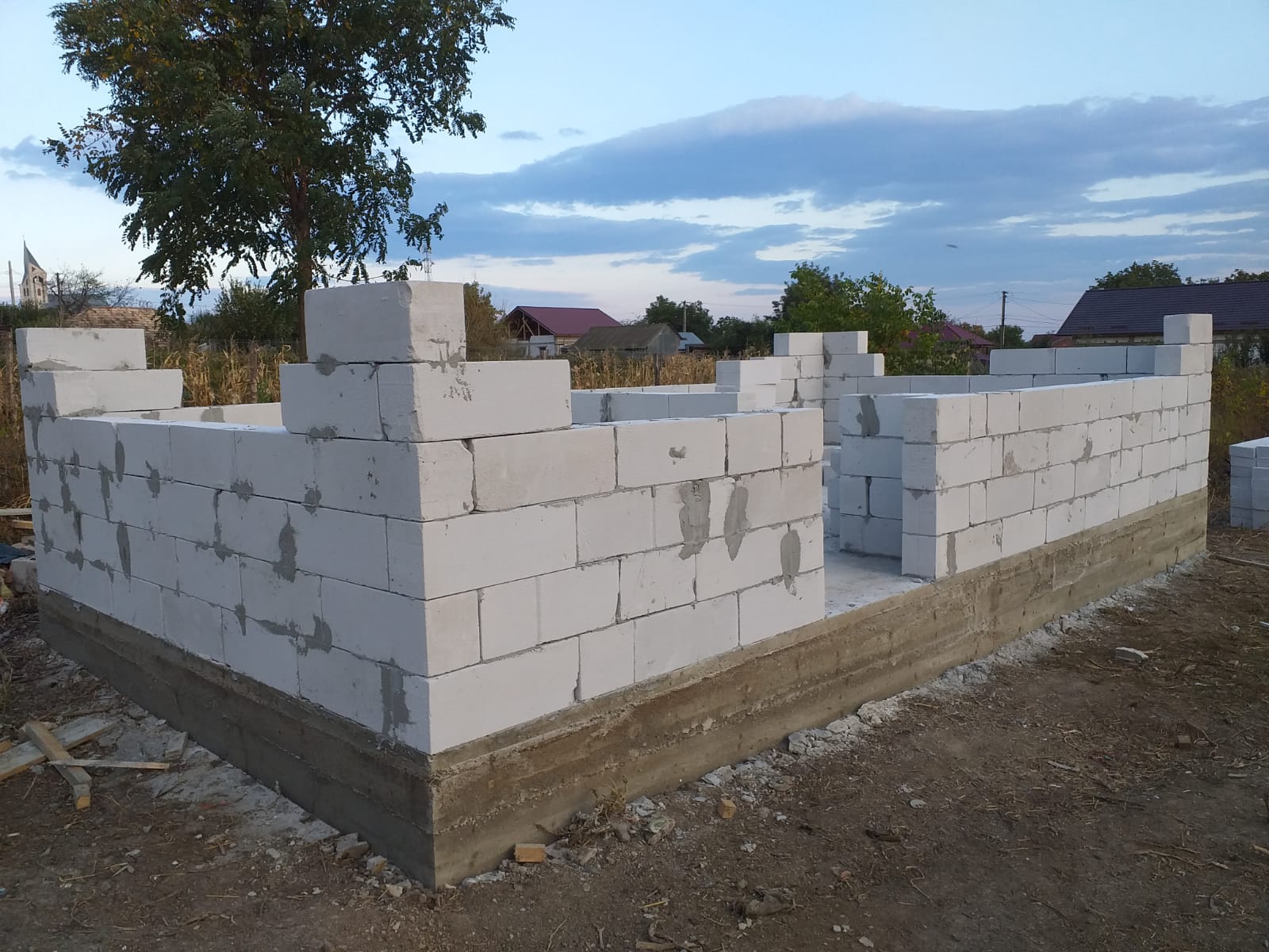 UPDATE 30.09.2019 - Astăzi s-a decofrat temelia şi s-a început zidirea căsuţei.