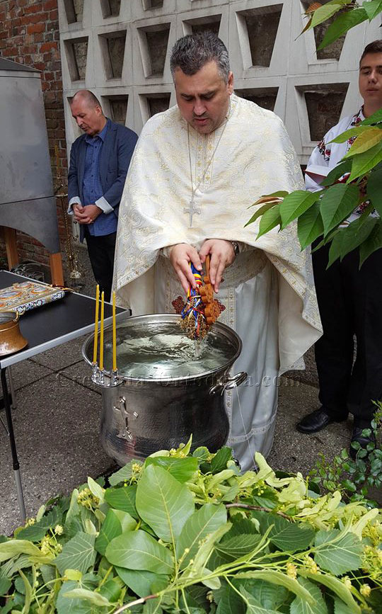 Sfânta Liturghie, Slujba Aghiasmei mici şi Sfinţirea maşinilor la Sărbătoarea Pogorârii Sfântului Duh – Duminică 04 iunie 2017 la Biserica Ortodoxă Română din Straubing