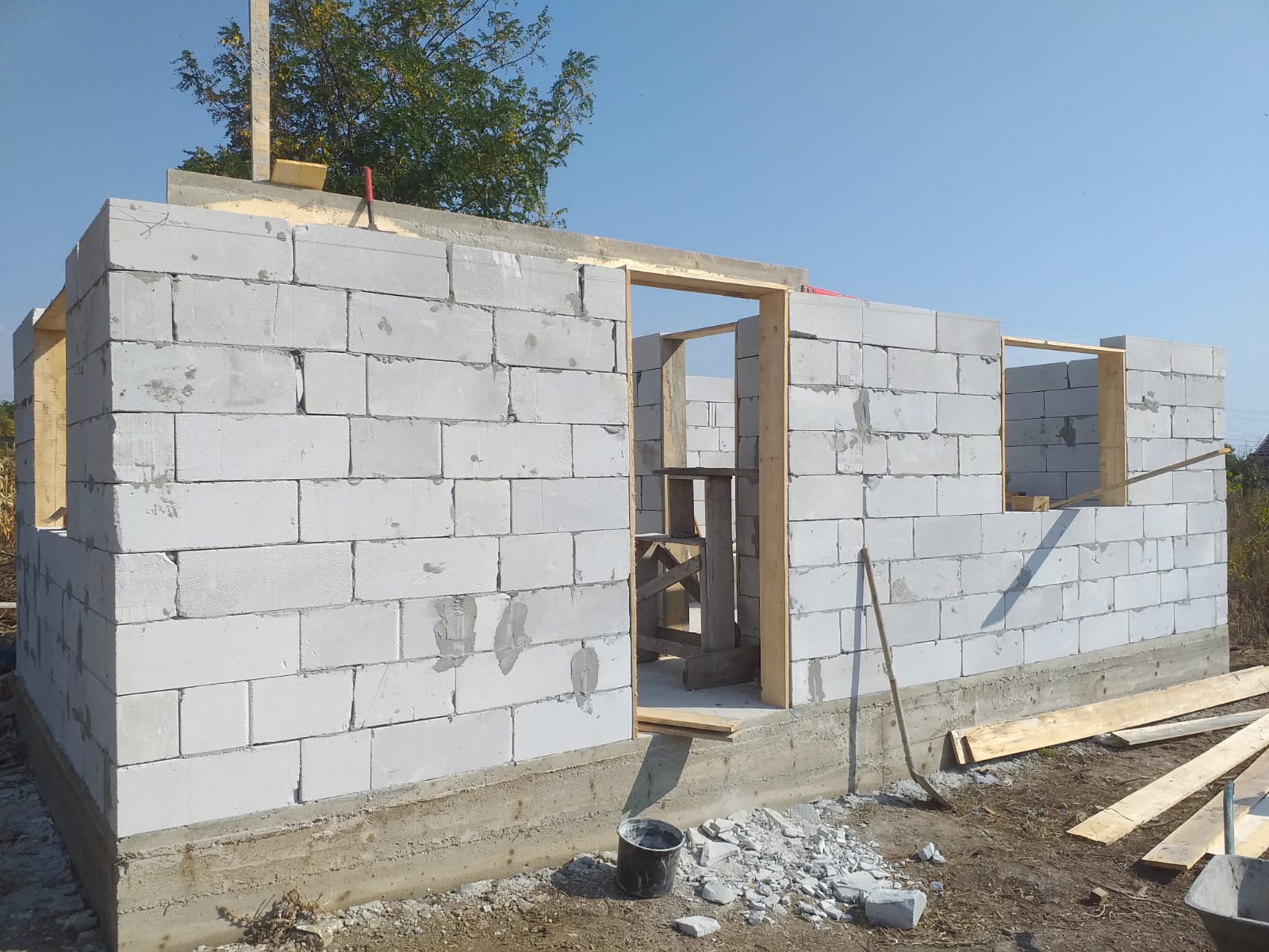 UPDATE 03.10.2019 - Astăzi s-a continuat cu zidirea căsuţei