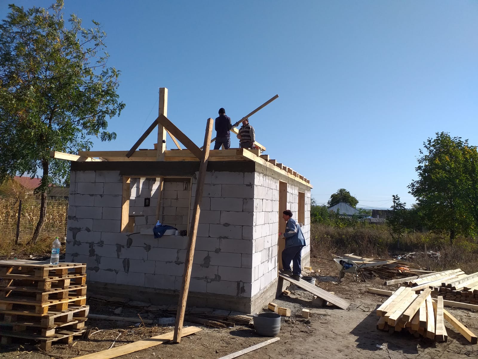 UPDATE 09.10.2019 - Astăzi s-au montat grinzile pentru acoperiş.