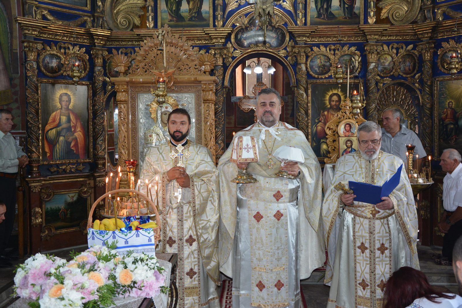 Părintele Reuţ împreună cu Părinţii Vasile şi Andrei Florariu la Sfânta Liturghie