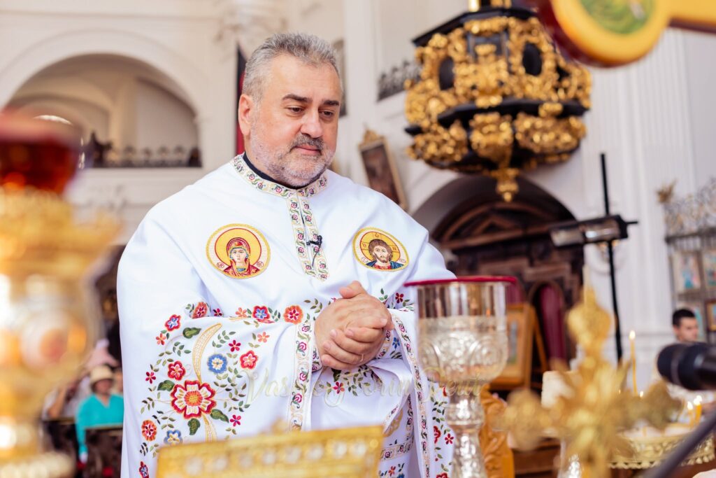 Nu toată slujirea se vede – Înainte să te superi că preotul nu ți-a răspuns la telefon, oprește-te o clipă și gândește-te…
