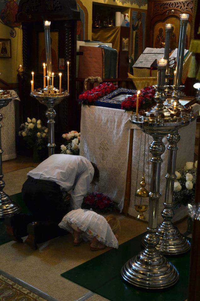Parinti si Copii la rugaciune in Sfanta Biserica - ce vad copii ca facem noi acum, vor face si ei mai tarziu... de noi depinde viitorul lor * www.credinta-ortodoxa.com