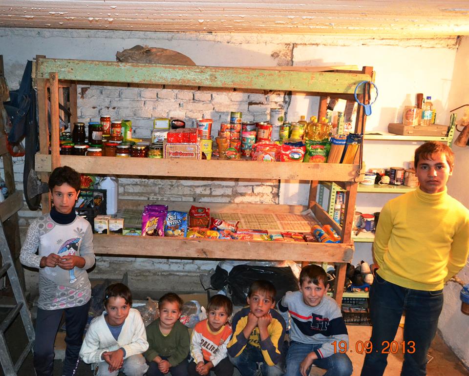 Cei 7 orfanii din Agnita * ,,CAMARA,, Prichindeilor . Azi e plina datorita voua minunatilor nostri prieteni . Bob cu bob ca furnicutza o sa trecem si de iarna asta . Multumim din suflet . * www.credinta-ortodoxa.com