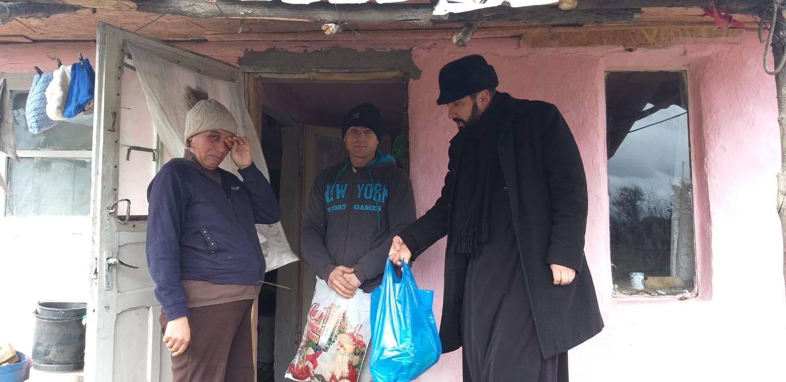 Moş Crăciun de la Biserica Ortodoxă Română Straubing a ajuns la 16 familii (55 de persoane) nevoiaşe din Satu Nou – Belceşti, Iaşi