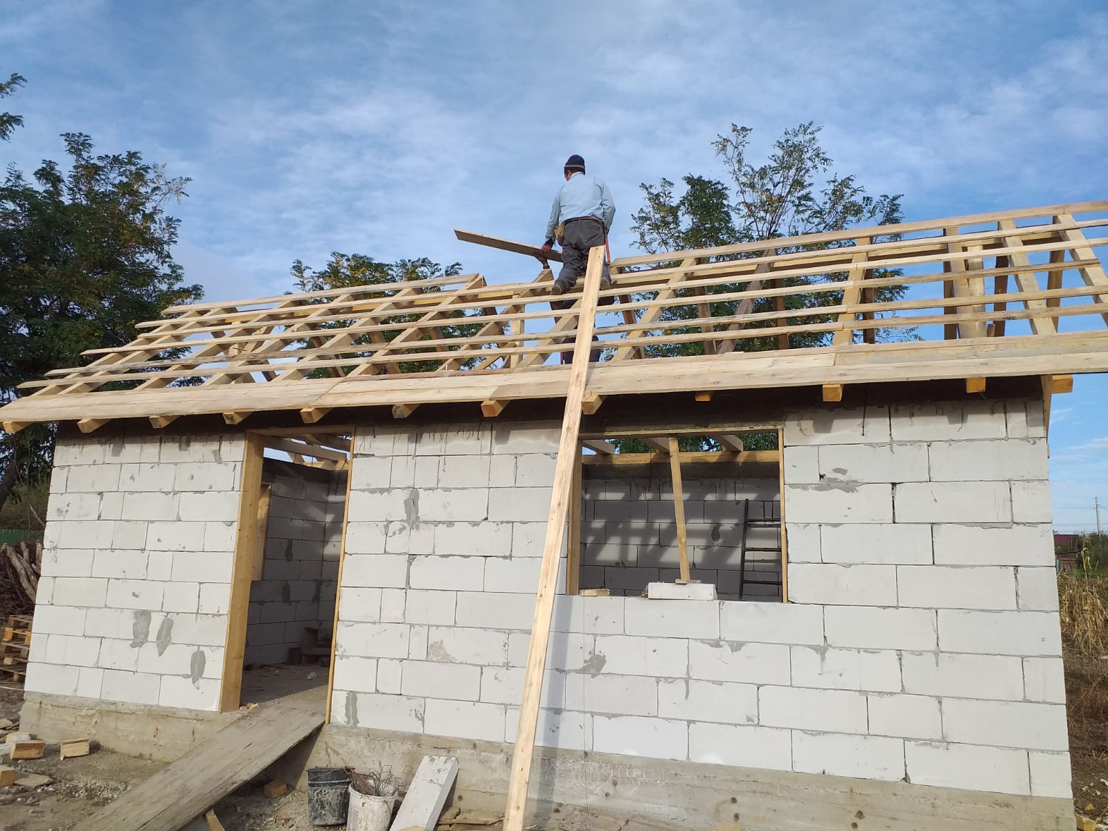 UPDATE 10.10.2019 - Astăzi s-a lucrat la structura acoperişului.