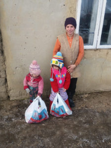 33 Kinder aus der Ortschaft Cotu lui Ivan – Golăieşti erhielten Geschenke von der Pfarrei Straubing