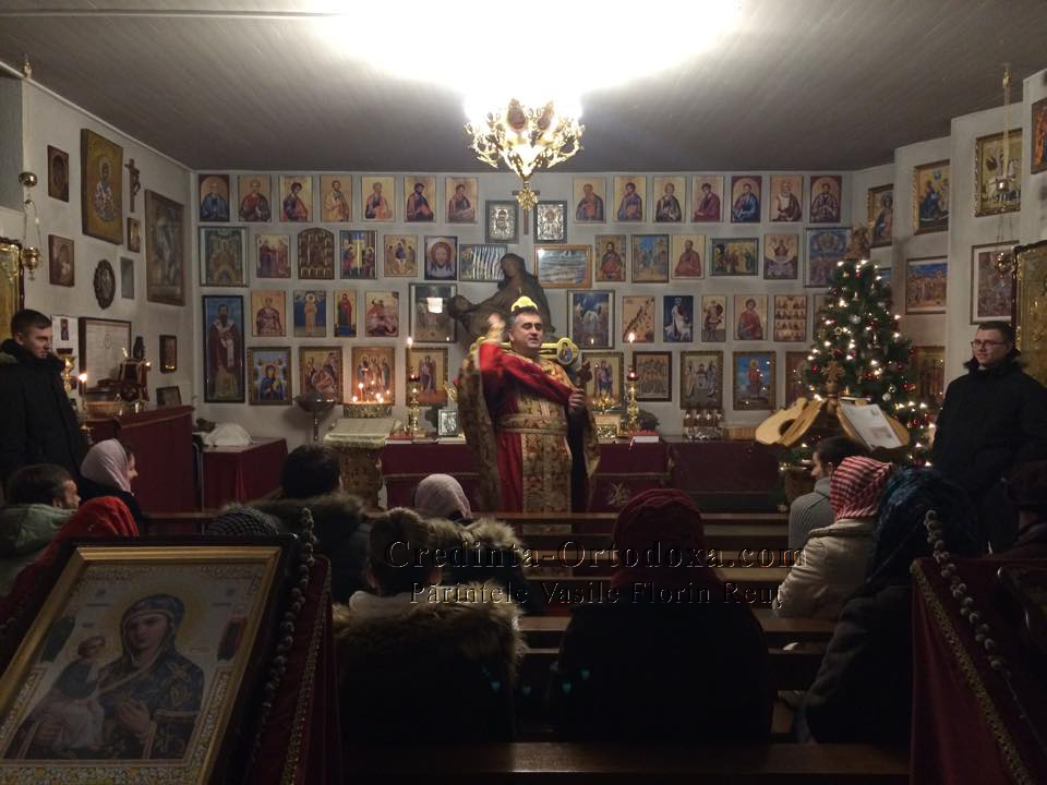 Dupa Sfanta Liturghie, parintele Reut i-a sorcovit dupa traditie, pe credinciosii prezenti la Sfanta Biserica.