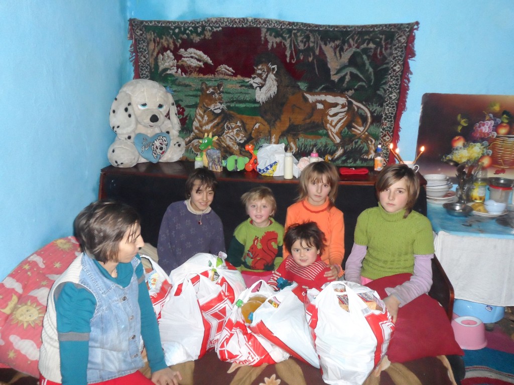 Daruind vei dobandi: Daruri pentru oameni foarte săraci din Romania- actiune umanitara la sfarsit de an 2013 a Bisericii Ortodoxe Romane „Sfintii Imparati Constantin si Elena” din Straubing, Germania