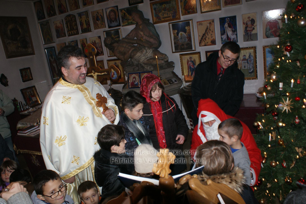 Auch im Jahr 2013 besuchte der Weihnachtsmann die Kinder der Rumänisch-Orthodoxen Kirche in Straubing.
