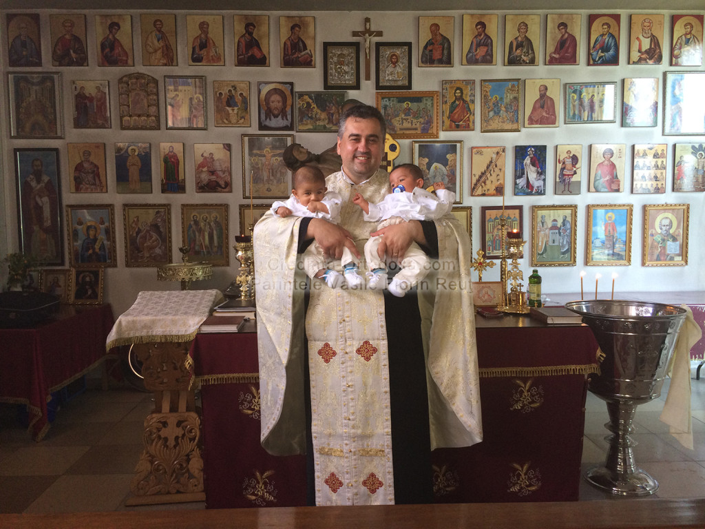 Taina Sfantului Botez: Prima pereche de gemeni impreuna cu alti trei prunci, increstinati la Biserica Ortodoxa Romana din Straubing