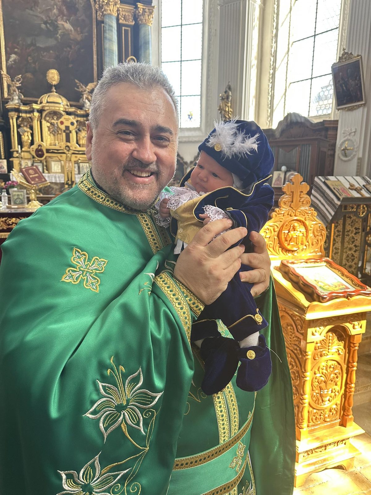 Nu a fost doar un botez. A fost o atingere a cerului. În brațele mele am ținut un copil, dar am simțit o taină