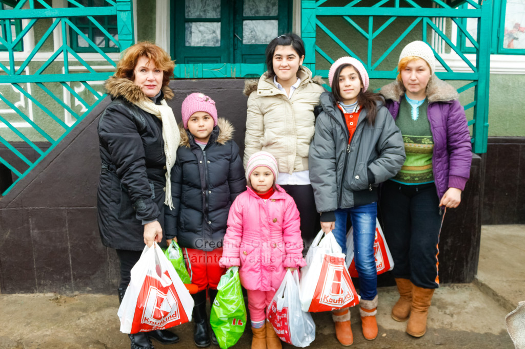 21 decembrie 2013 – Daruri pentru cateva suflete necajite din localitatile Maxut si Deleni, judetul Iasi